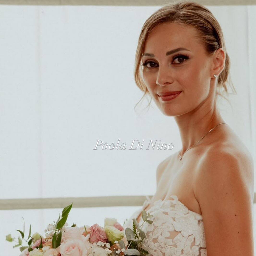 Ritratto di sposa con bouquet