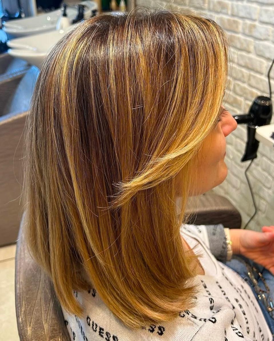 Colore e taglio di capelli nel salone